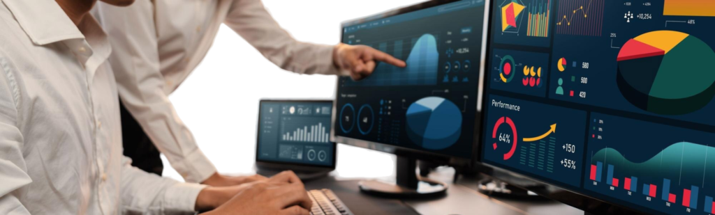 Profissionais analisando dashboards de Marketing B2B para transportadoras com foco em geração de demanda e pipeline comercial